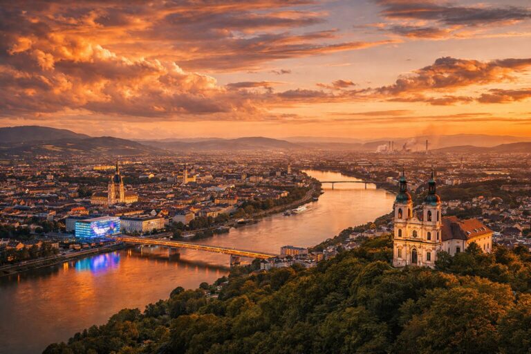 Sehenswürdigkeit in Linz entdecken: 10 besondere Tipps Linz im goldenen Abendlicht