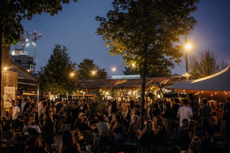 Events am Wochenende in Wien: Die besten Tipps von Donnerstag bis Sonntag Gut besuchtes Open-Air-Event in Wien mit vielen Gästen, Lichterketten und sommerlicher Abendstimmung.
